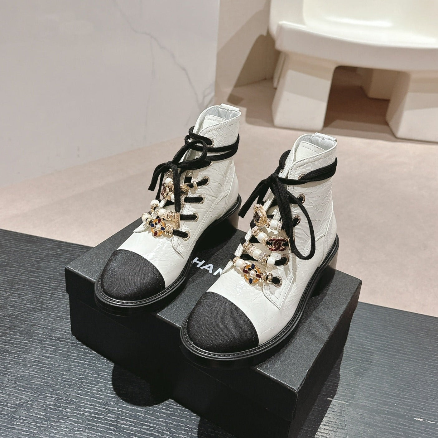 OXFORD SHORT BOOTS WHITE MIX BLACK SHEEPSKIN