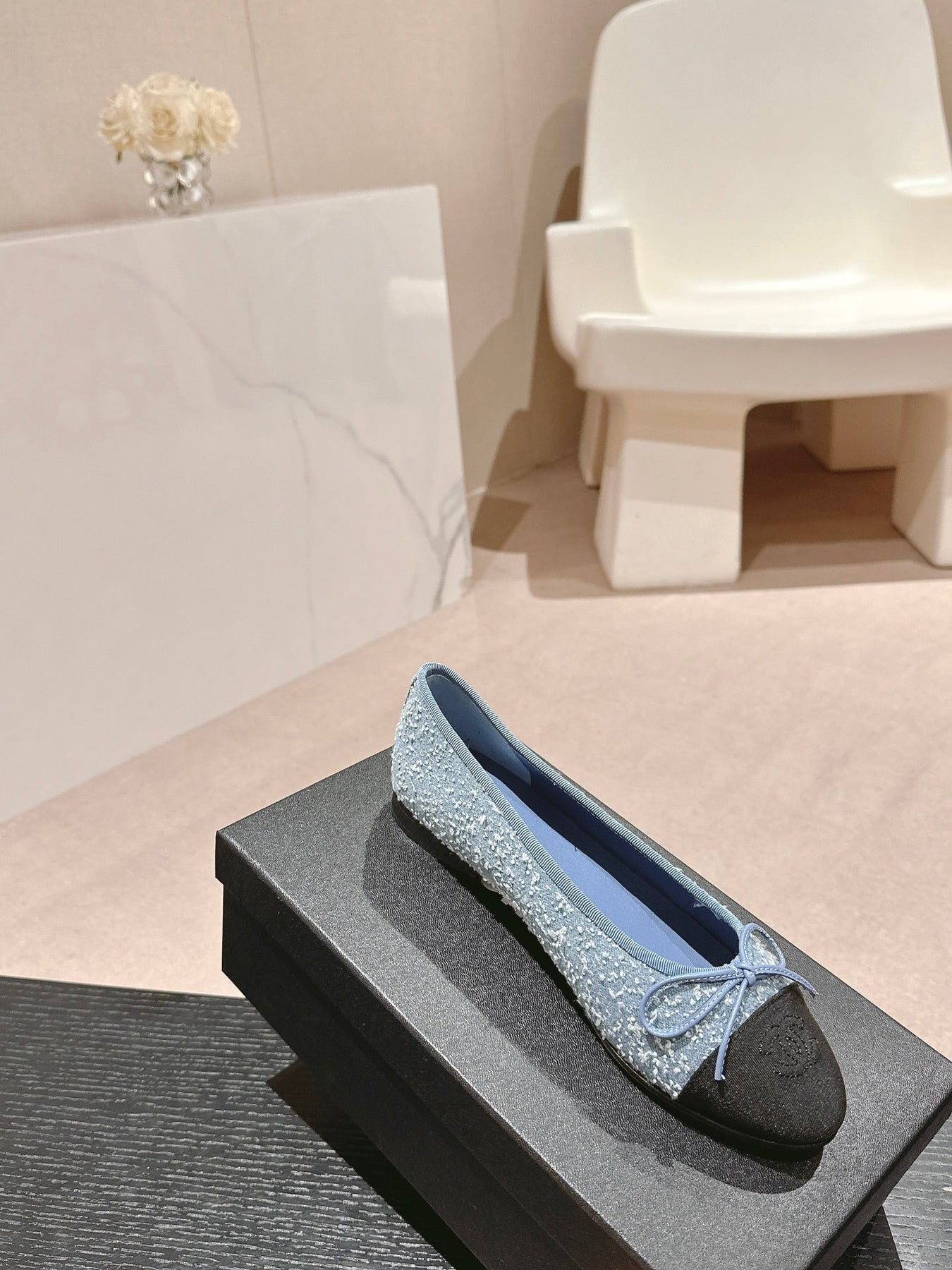 BALLET FLATS IN CERULEAN BLUE DENIM AND BLACK SATIN