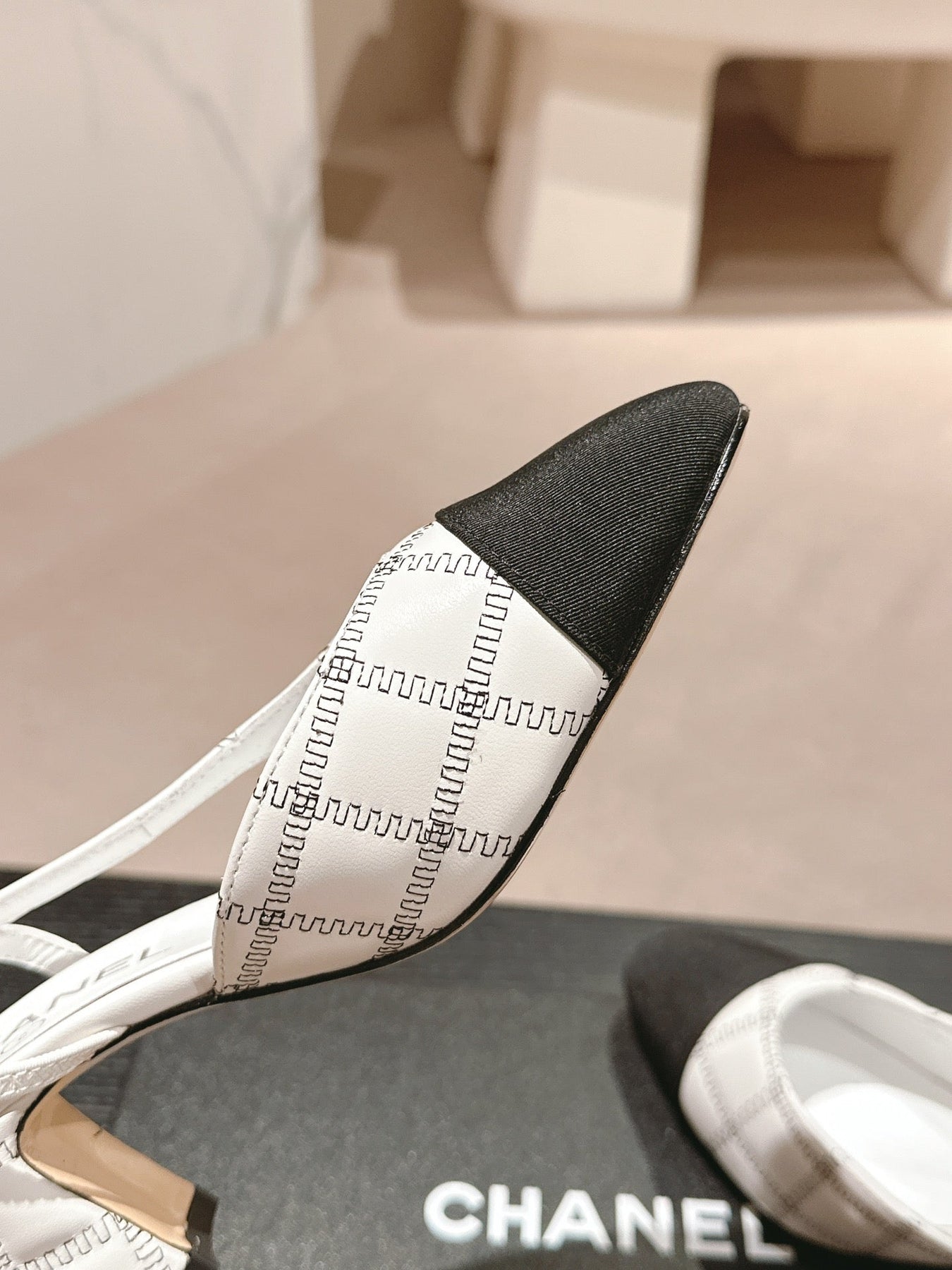 HIGH SLINGBACKS IN WHITE LAMBSKIN AND BLACK SATIN