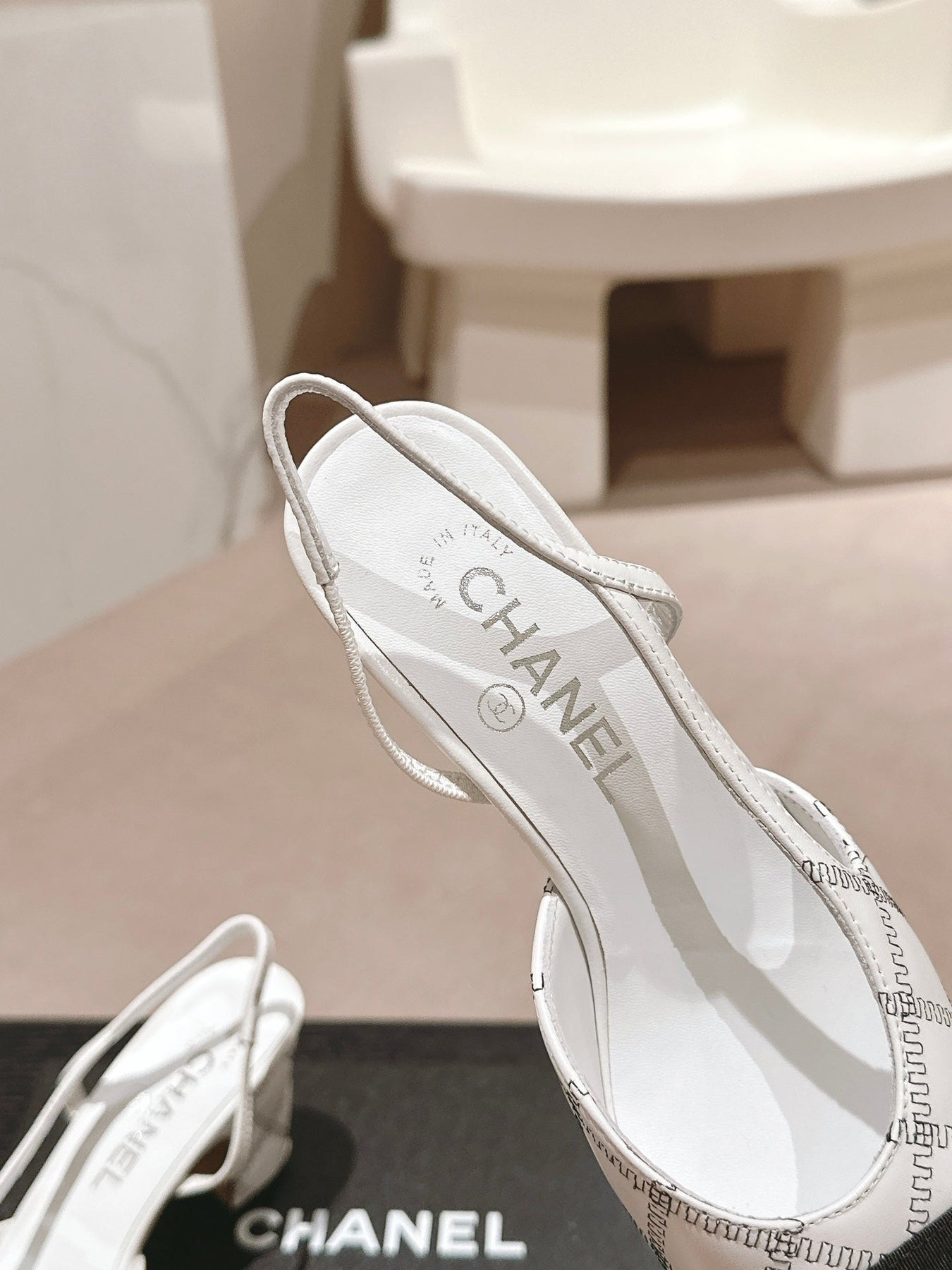 HIGH SLINGBACKS IN WHITE LAMBSKIN AND BLACK SATIN