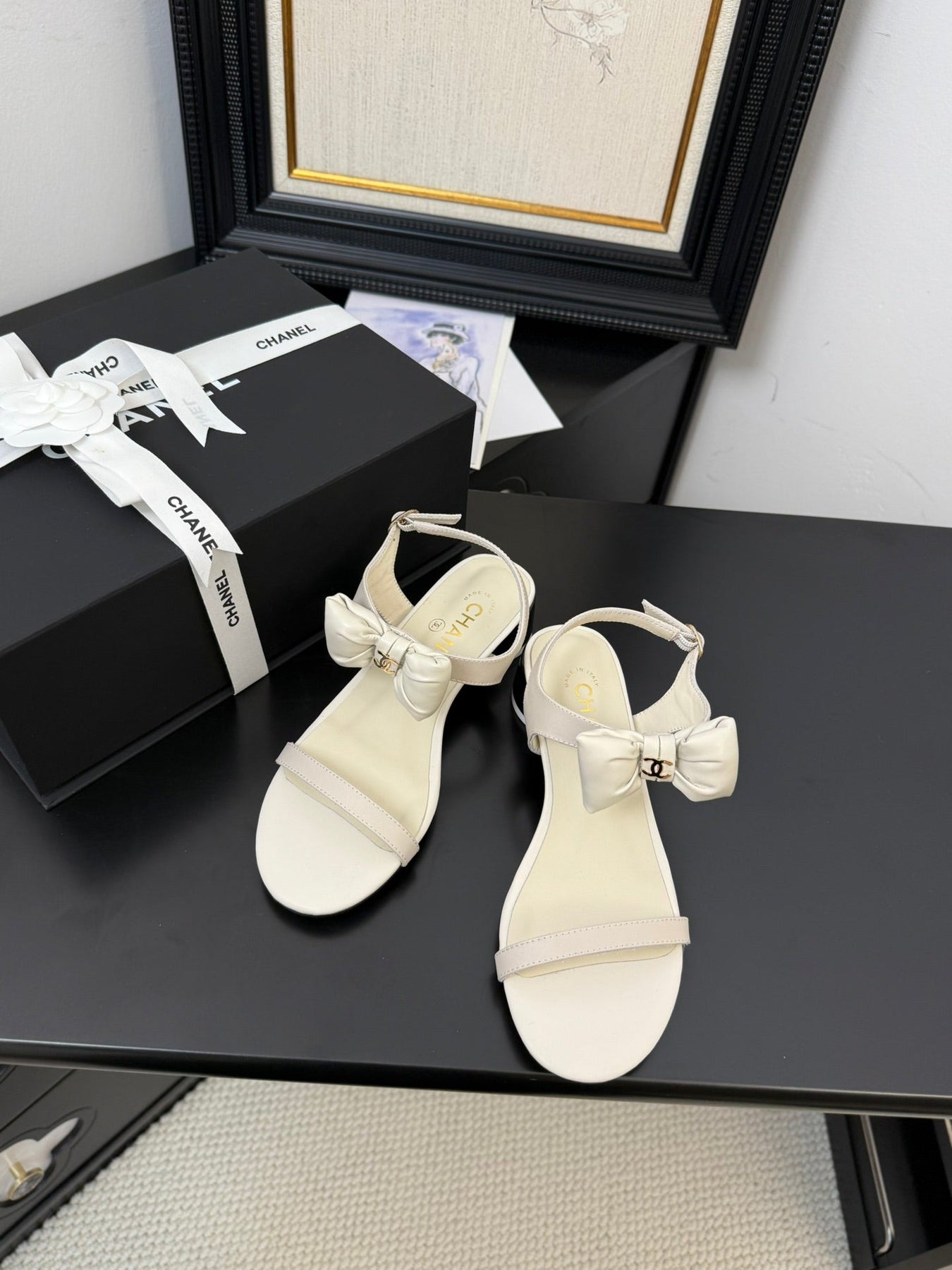 FLAT SANDALS IN WHITE CALFSKIN WITH BOW