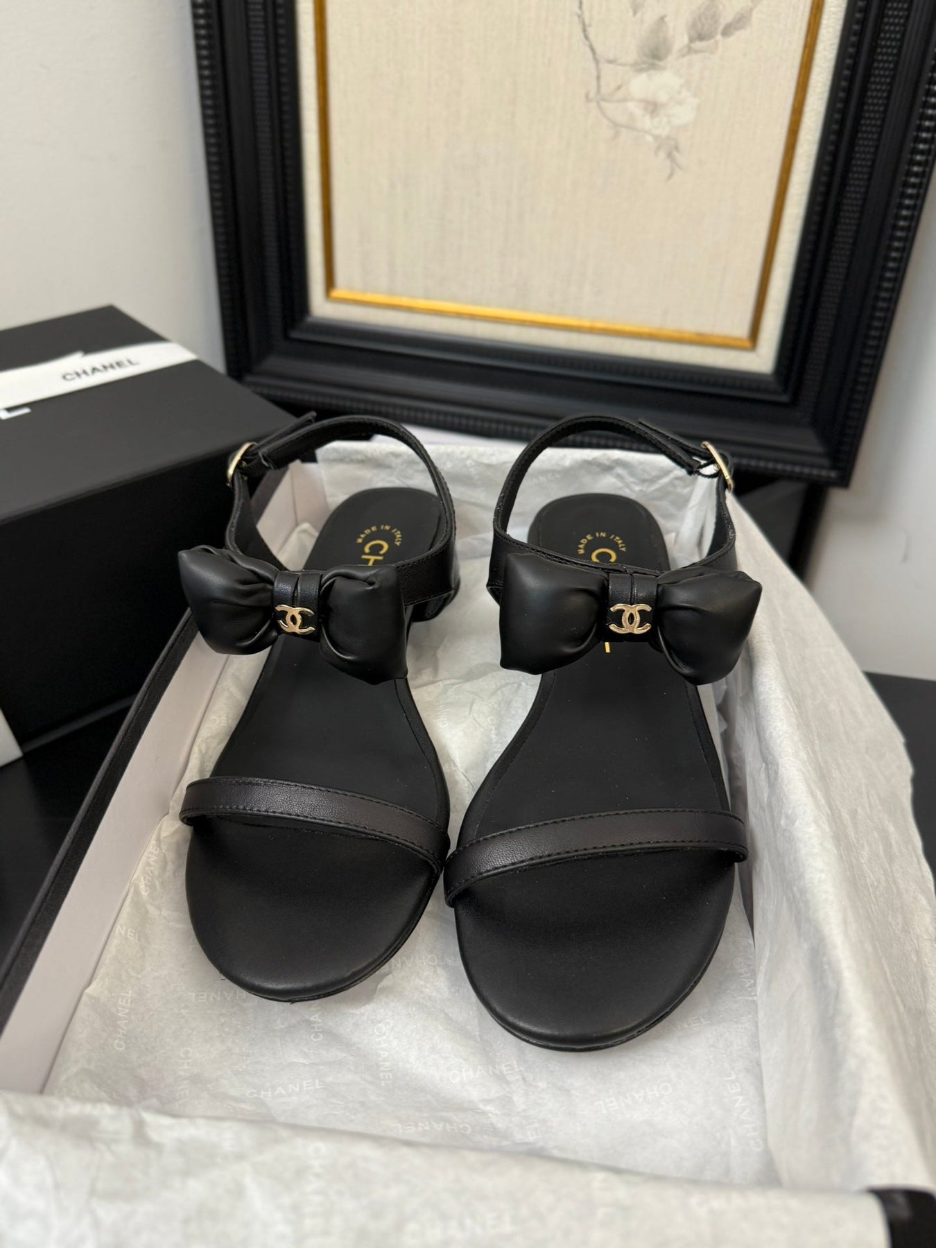 FLAT SANDALS IN BLACK CALFSKIN WITH BOW