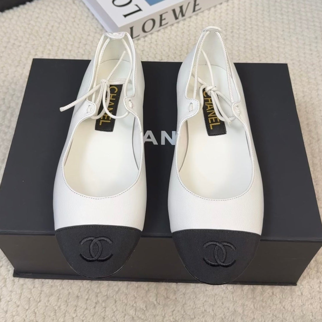 FLAT MARY JANE PUMPS IN WHITE LAMBSKIN MIX BLACK FABRIC