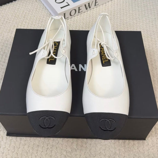 FLAT MARY JANE PUMPS IN WHITE LAMBSKIN MIX BLACK FABRIC
