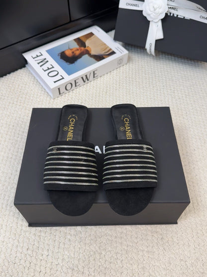 FLAT SLIDE IN BLACK SUEDE WITH SILVER CHAIN