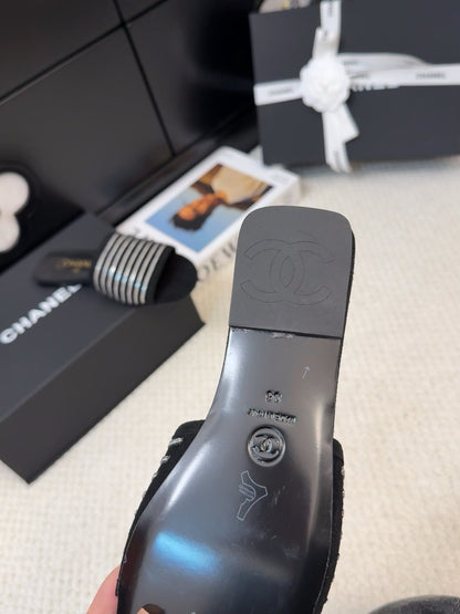 FLAT SLIDE IN BLACK SUEDE WITH SILVER CHAIN