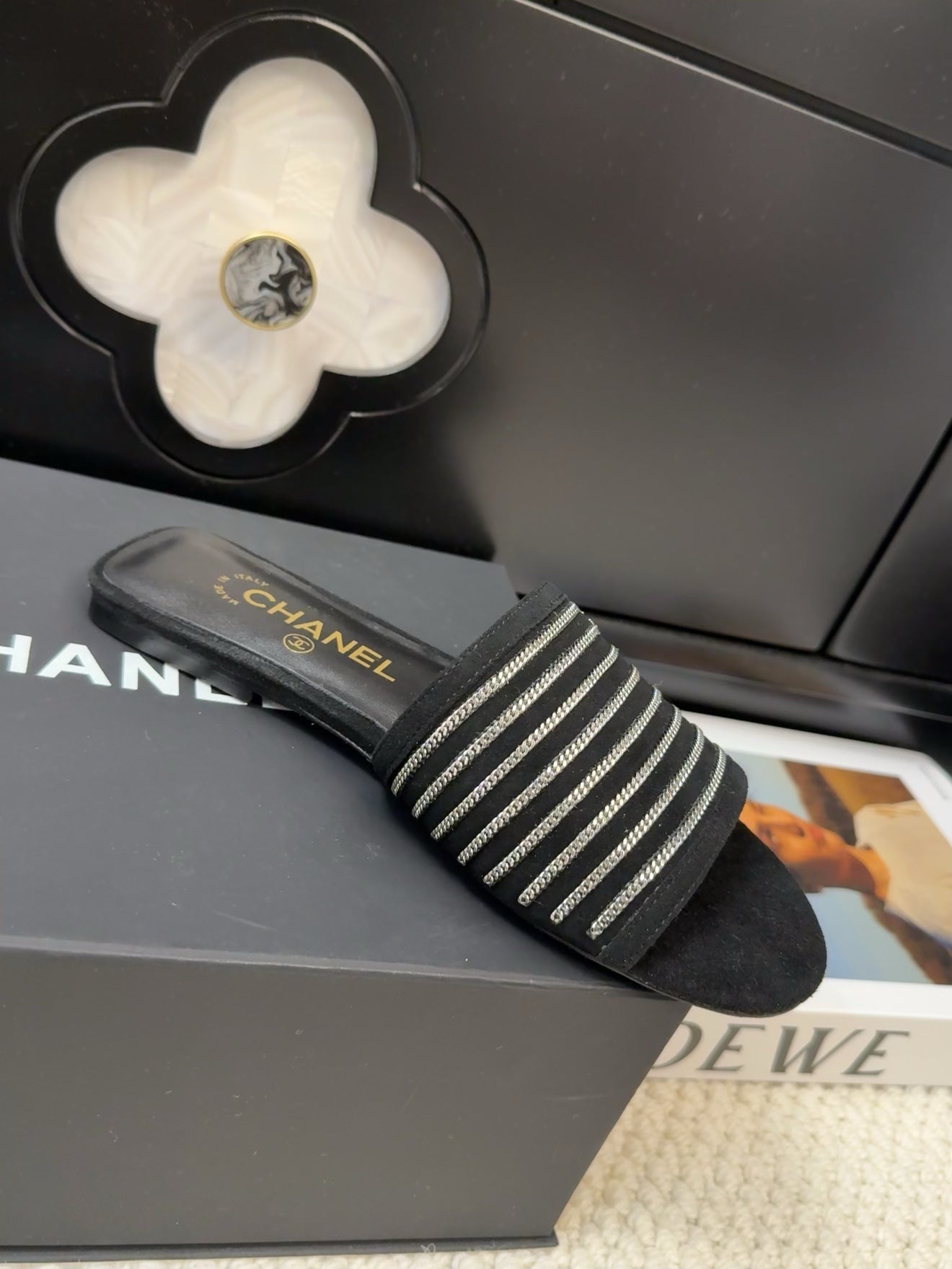 FLAT SLIDE IN BLACK SUEDE WITH SILVER CHAIN