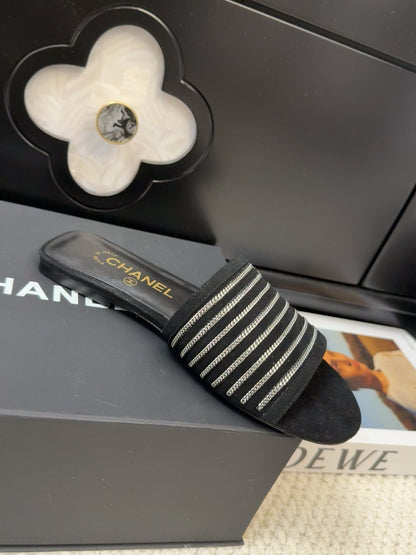 FLAT SLIDE IN BLACK SUEDE WITH SILVER CHAIN