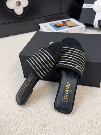 FLAT SLIDE IN BLACK SUEDE WITH SILVER CHAIN