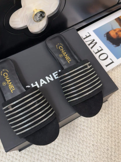 FLAT SLIDE IN BLACK SUEDE WITH SILVER CHAIN