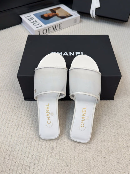FLAT SLIDE IN WHITE MESH AND SUEDE