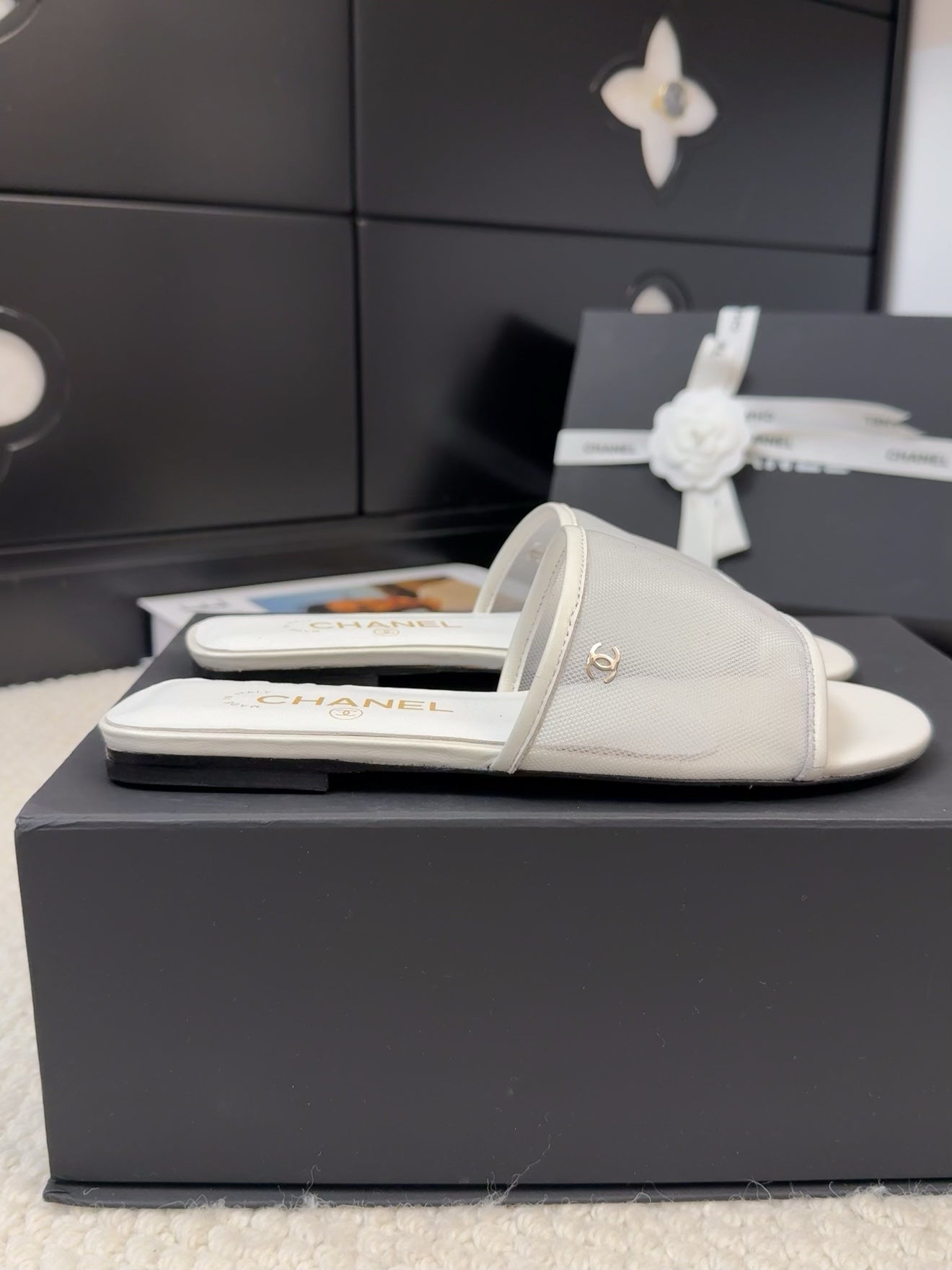 FLAT SLIDE IN WHITE MESH AND SUEDE