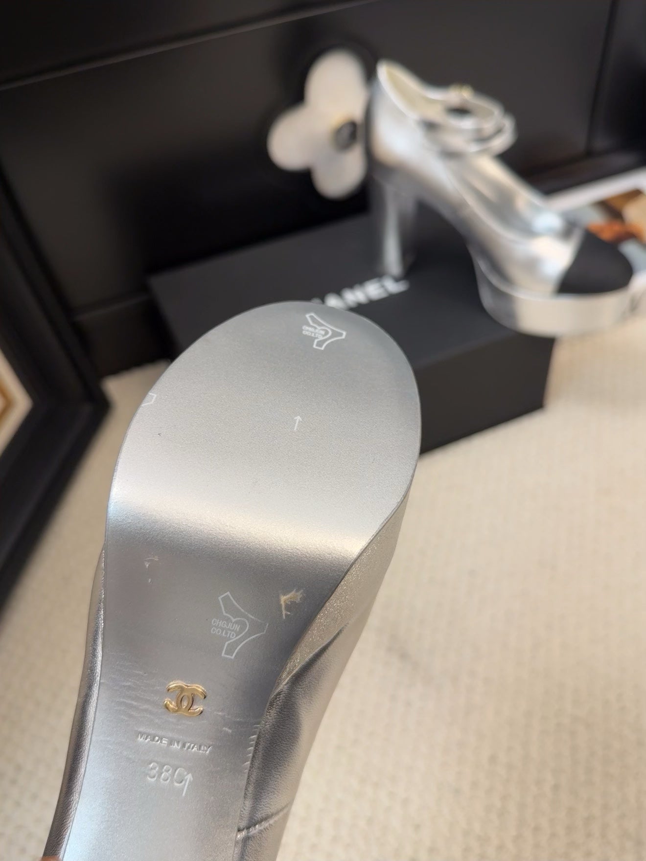 FLATFORM SANDAL IN SILVER CALFSKIN AND BLACK FABRIC