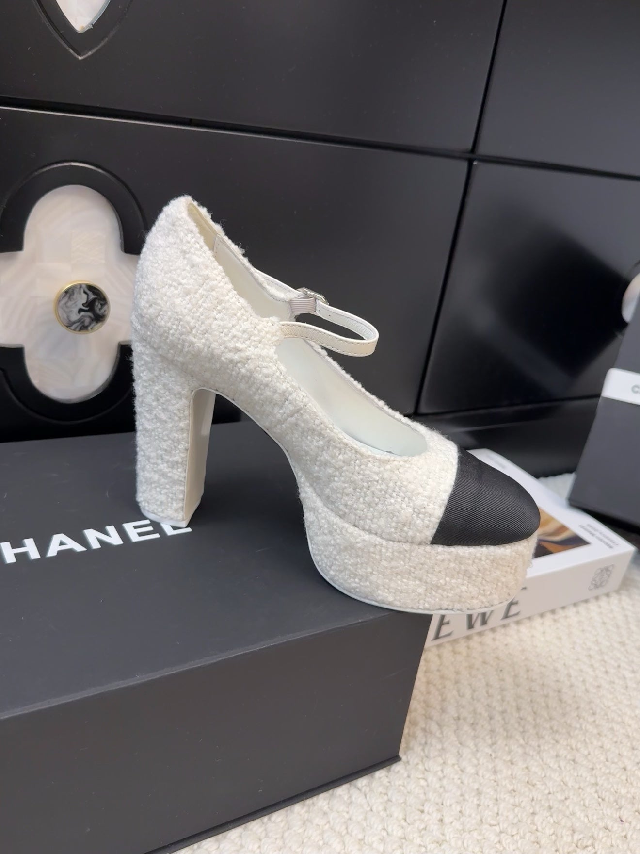 FLATFORM SANDAL IN WHITE TWEED AND BLACK FABRIC