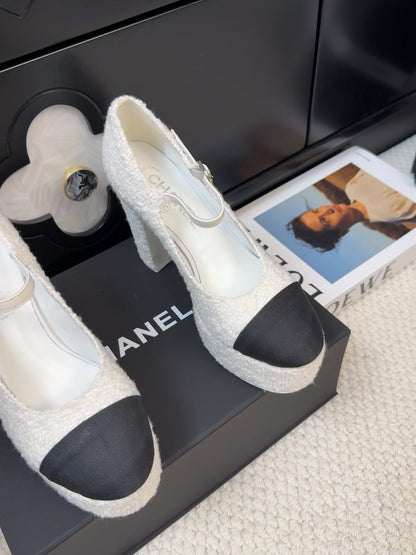 FLATFORM SANDAL IN WHITE TWEED AND BLACK FABRIC