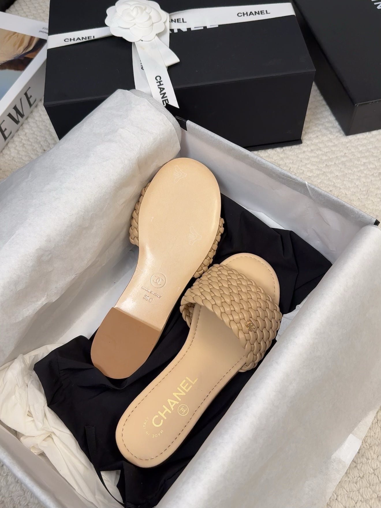 FLAT SLIDES IN FLAX YELLOW LAMBSKIN