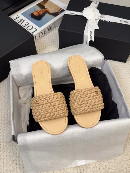 FLAT SLIDES IN FLAX YELLOW LAMBSKIN