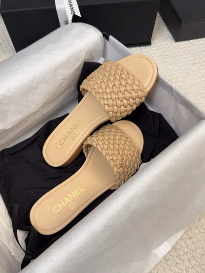FLAT SLIDES IN FLAX YELLOW LAMBSKIN