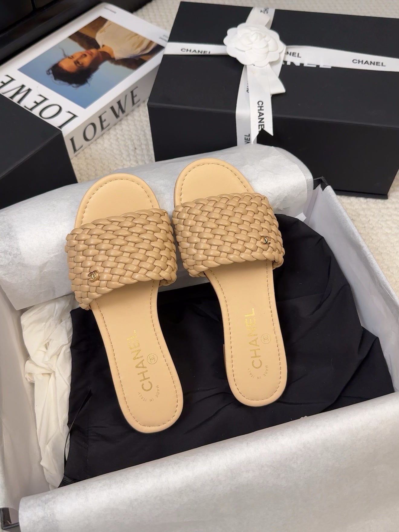 FLAT SLIDES IN FLAX YELLOW LAMBSKIN