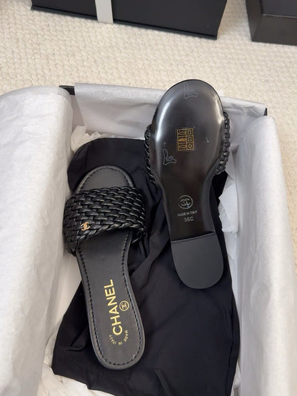 FLAT SLIDES IN BLACK LAMBSKIN