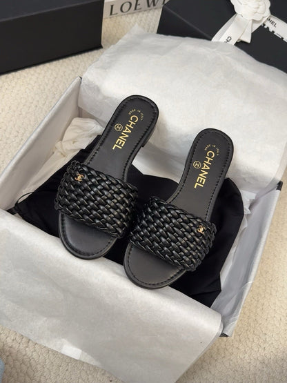 FLAT SLIDES IN BLACK LAMBSKIN