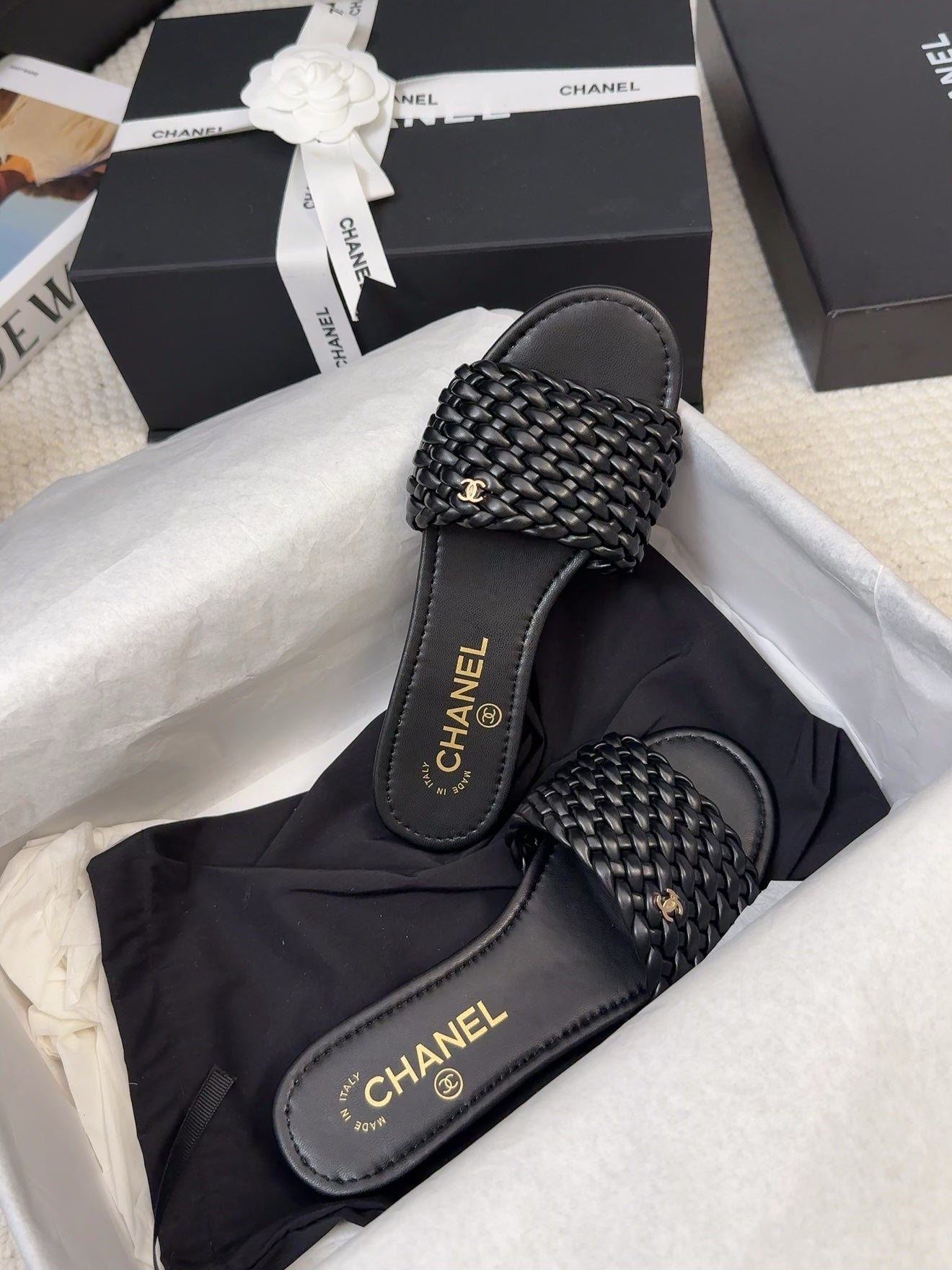 FLAT SLIDES IN BLACK LAMBSKIN