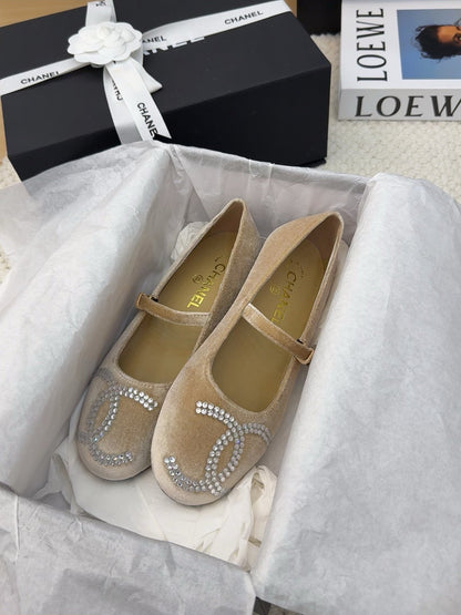 MARY JANE SHOES IN SAND BROWN VELVET WITH CRYSTALS LOGO