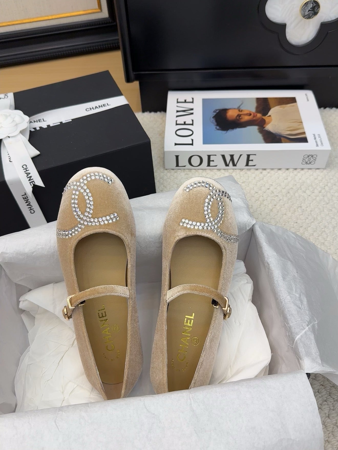 MARY JANE SHOES IN SAND BROWN VELVET WITH CRYSTALS LOGO