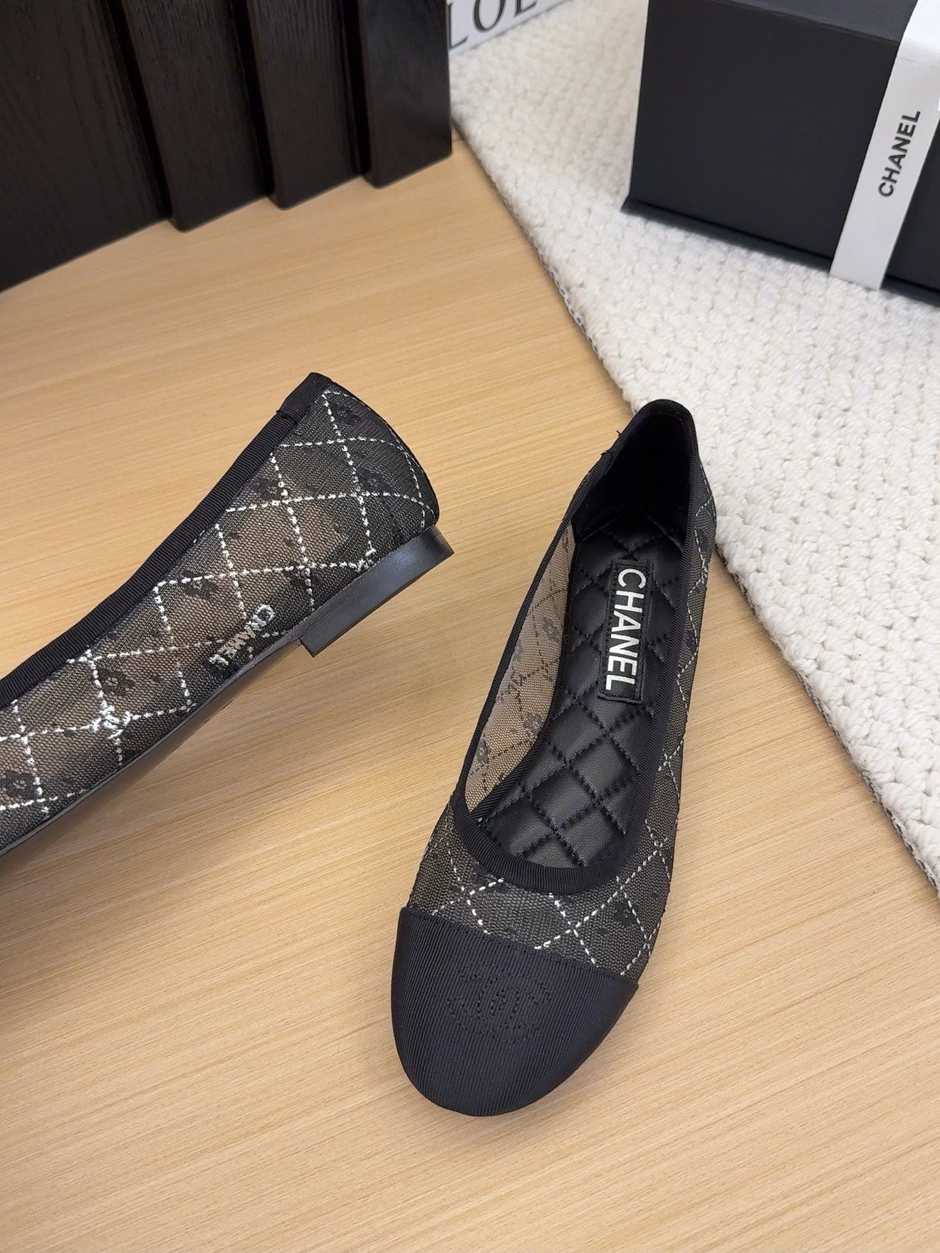 BALLET FLAT IN BLACK FABRIC AND MESH