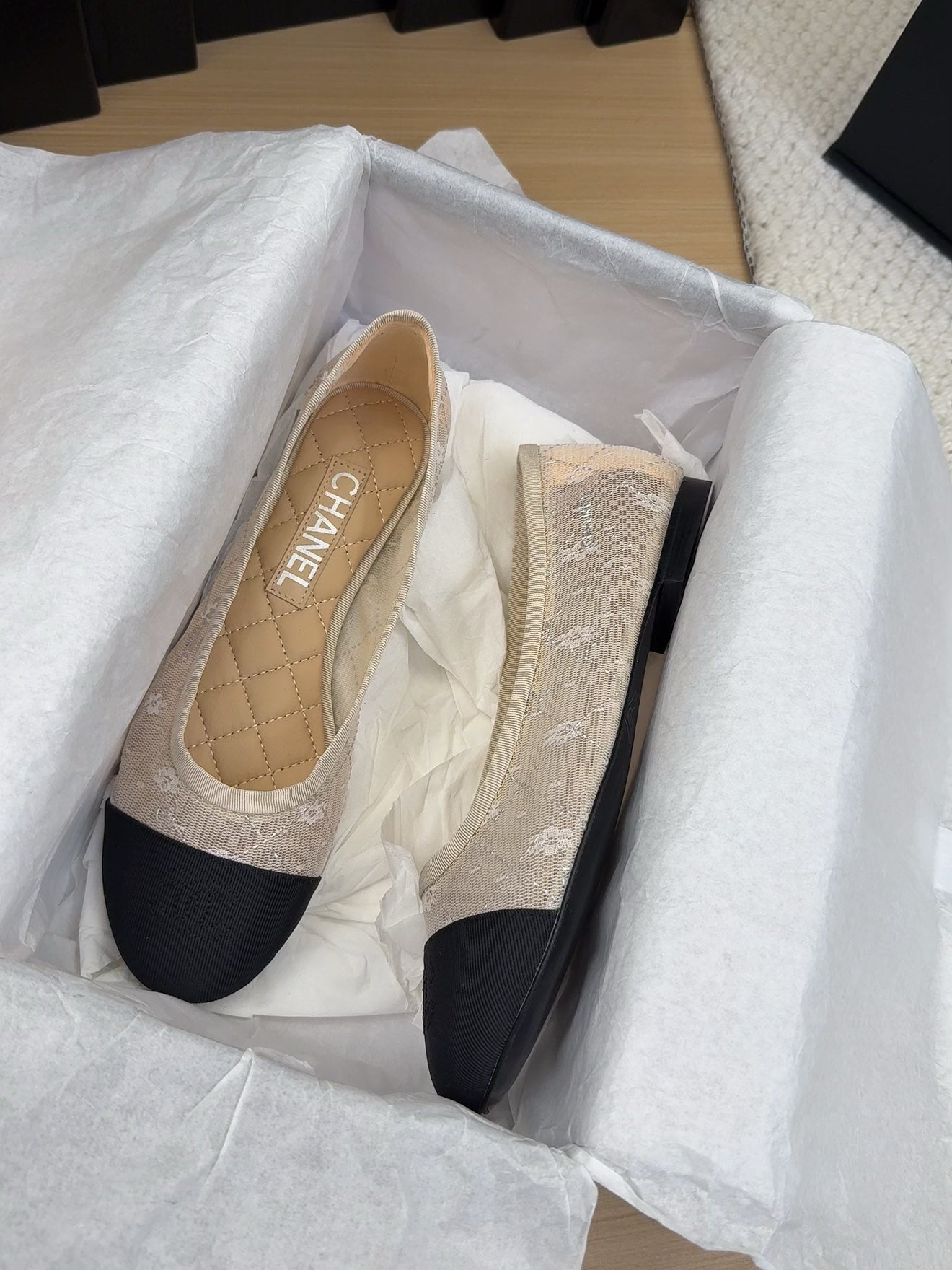 BALLET FLAT IN BLACK FABRIC AND WHITE MESH