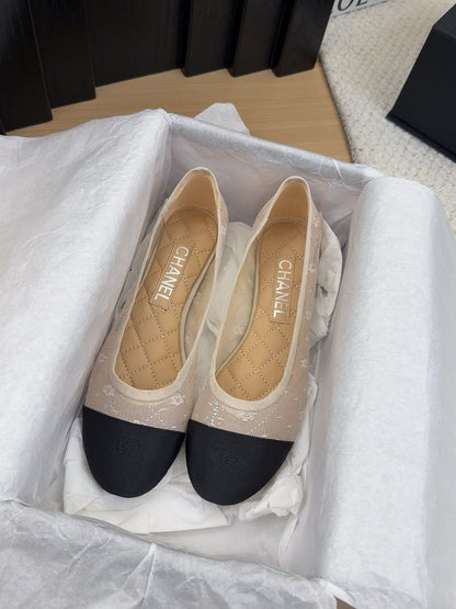 BALLET FLAT IN BLACK FABRIC AND WHITE MESH