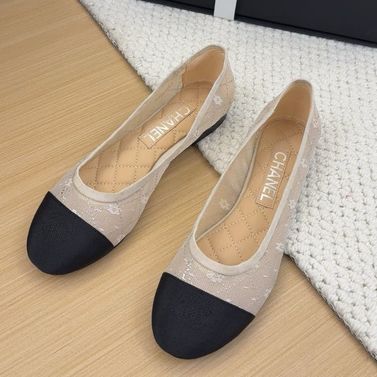 BALLET FLAT IN BLACK FABRIC AND WHITE MESH