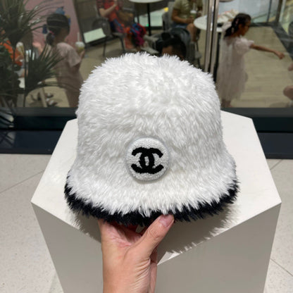 BUCKET HAT IN WHITE MIX BLACK LAMB FUR 420891