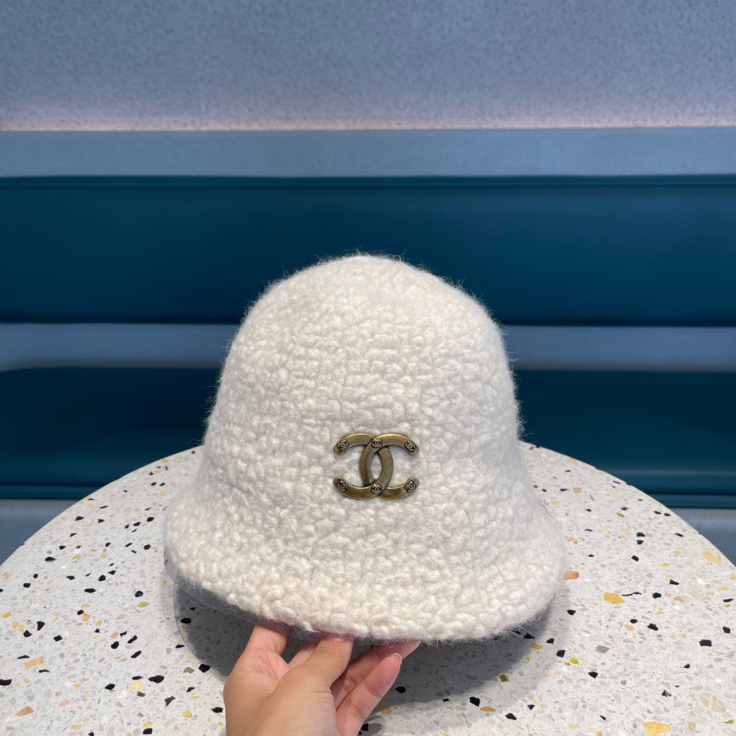 BUCKET HAT IN WHITE LAMB FUR 422035