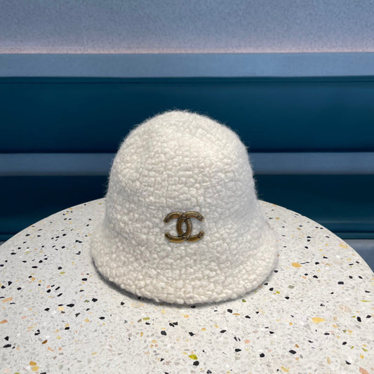 BUCKET HAT IN WHITE LAMB FUR 422035