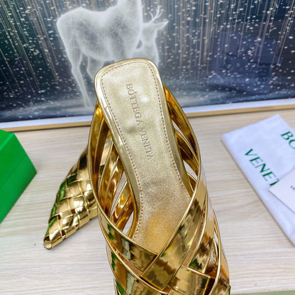 ALFIE LEATHER FLAT MULES IN GOLD PATENT CALFSKIN WITH WOVEN DESIGN