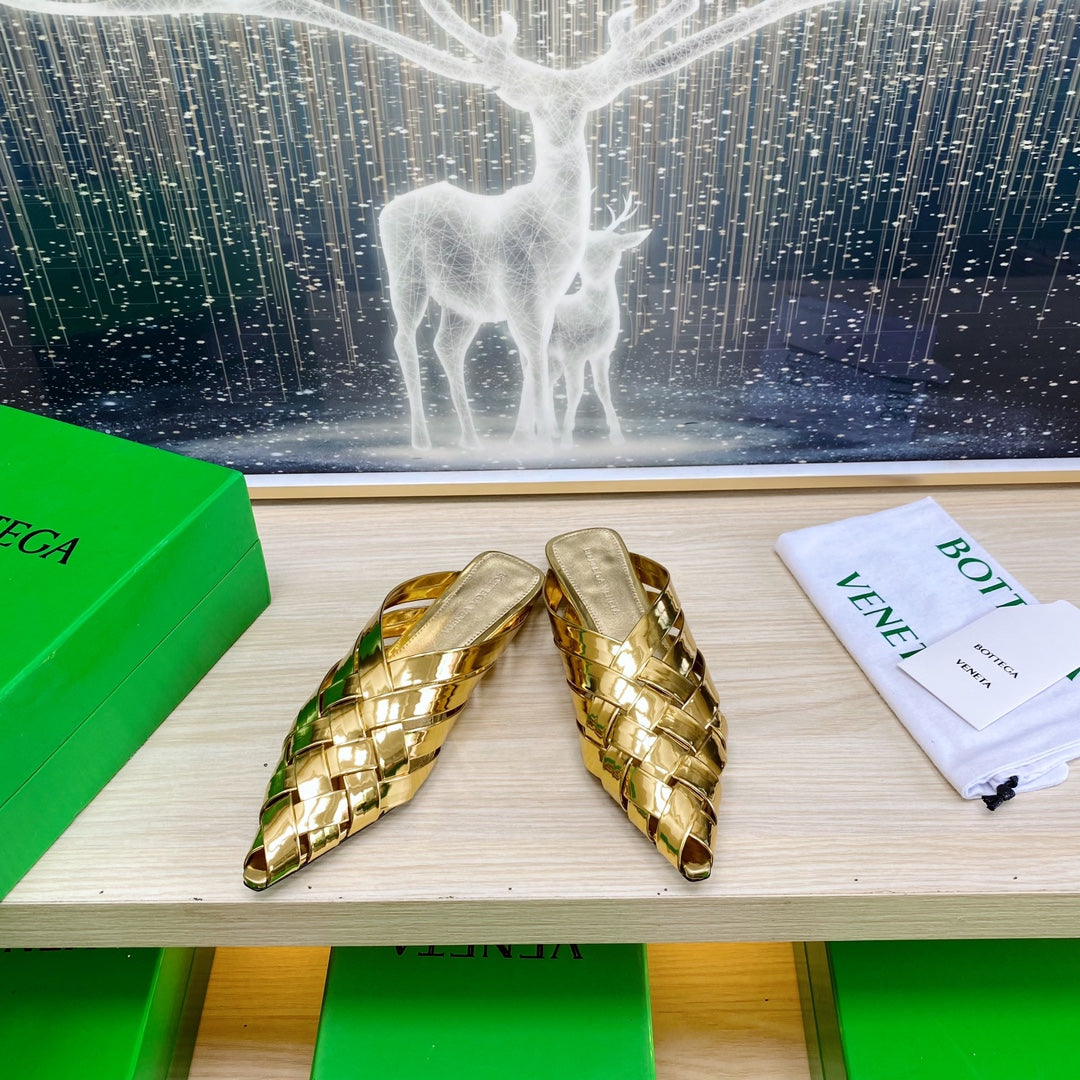 ALFIE LEATHER FLAT MULES IN GOLD PATENT CALFSKIN WITH WOVEN DESIGN