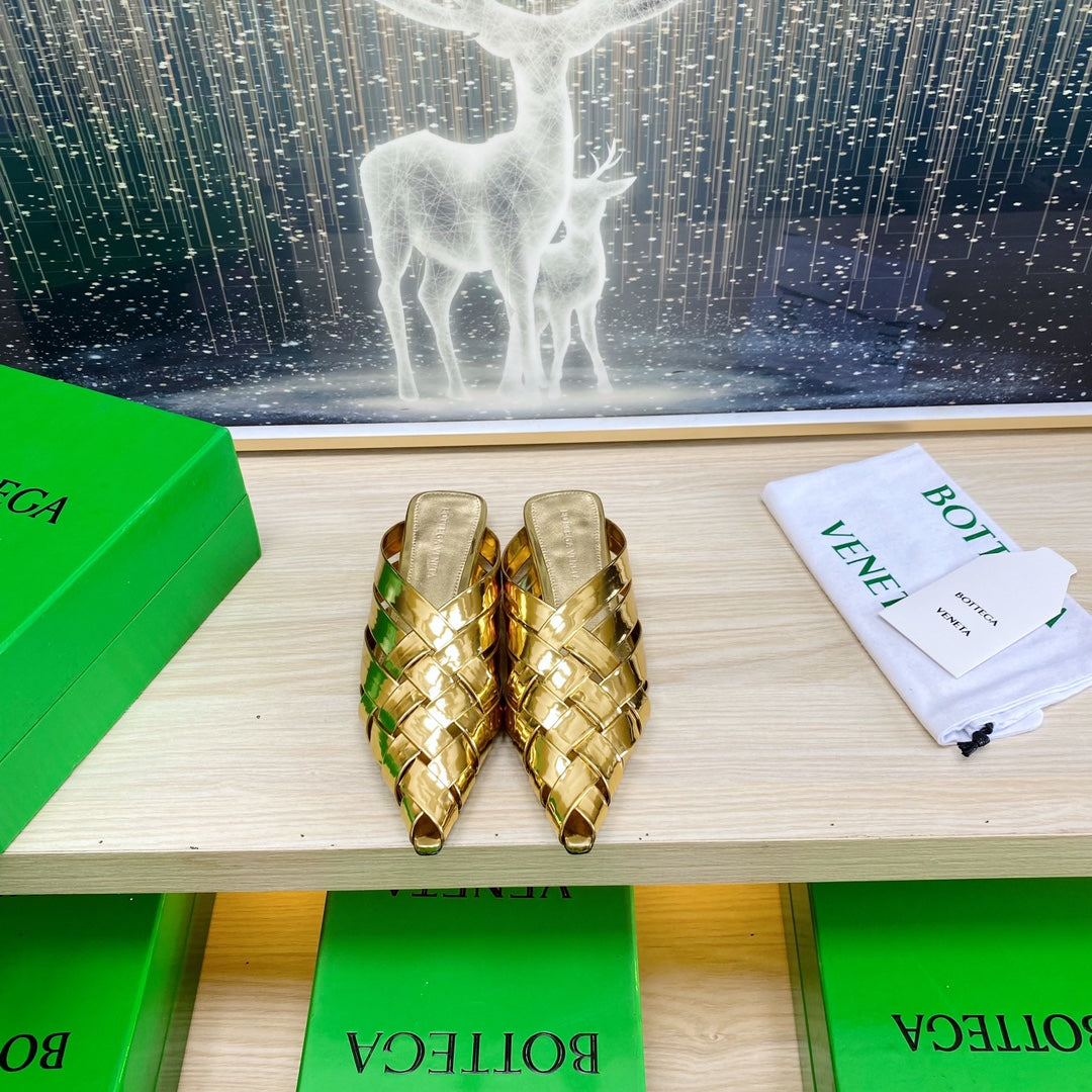 ALFIE LEATHER FLAT MULES IN GOLD PATENT CALFSKIN WITH WOVEN DESIGN