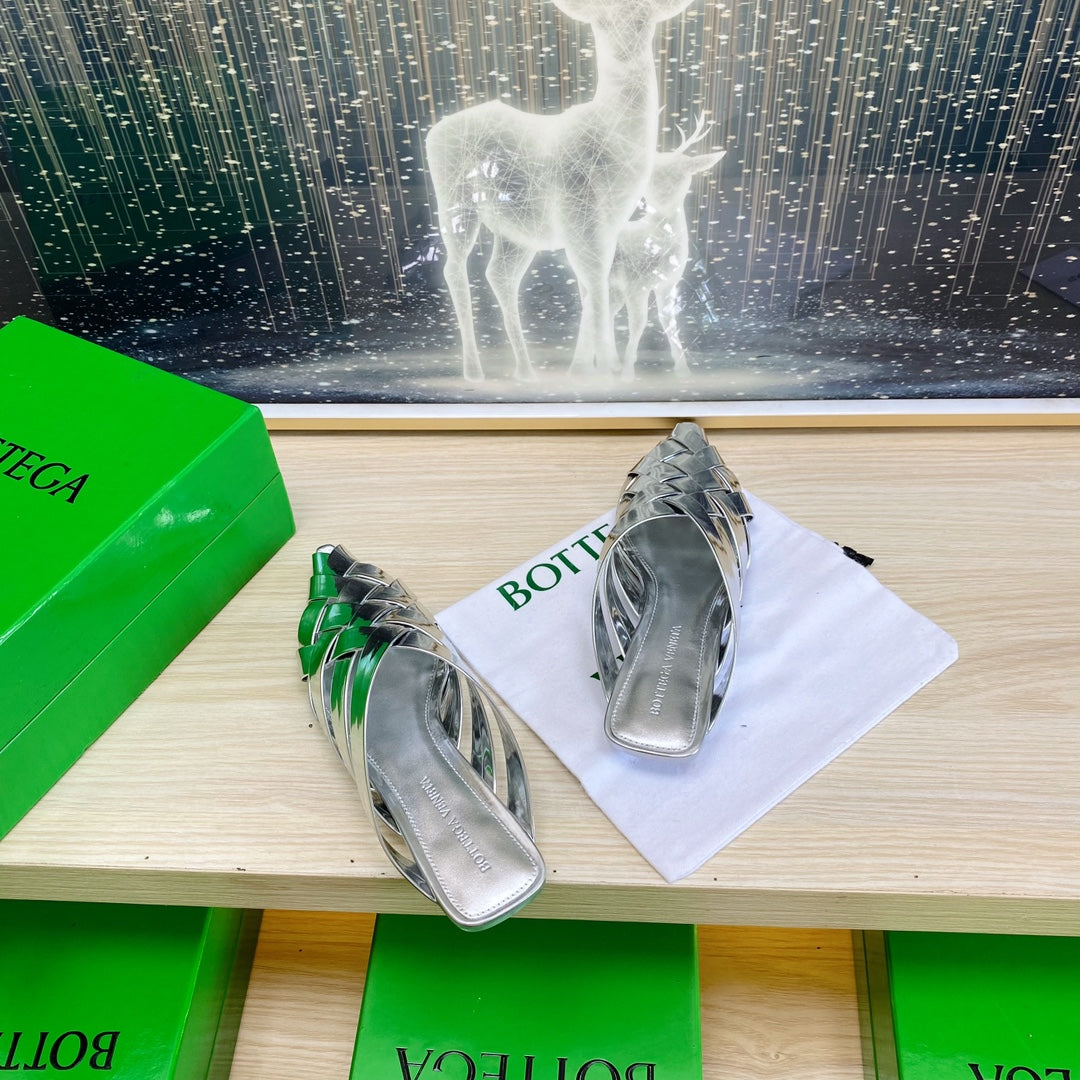 ALFIE LEATHER FLAT MULES IN SILVER PATENT CALFSKIN WITH WOVEN DESIGN