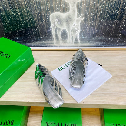 ALFIE LEATHER FLAT MULES IN SILVER PATENT CALFSKIN WITH WOVEN DESIGN