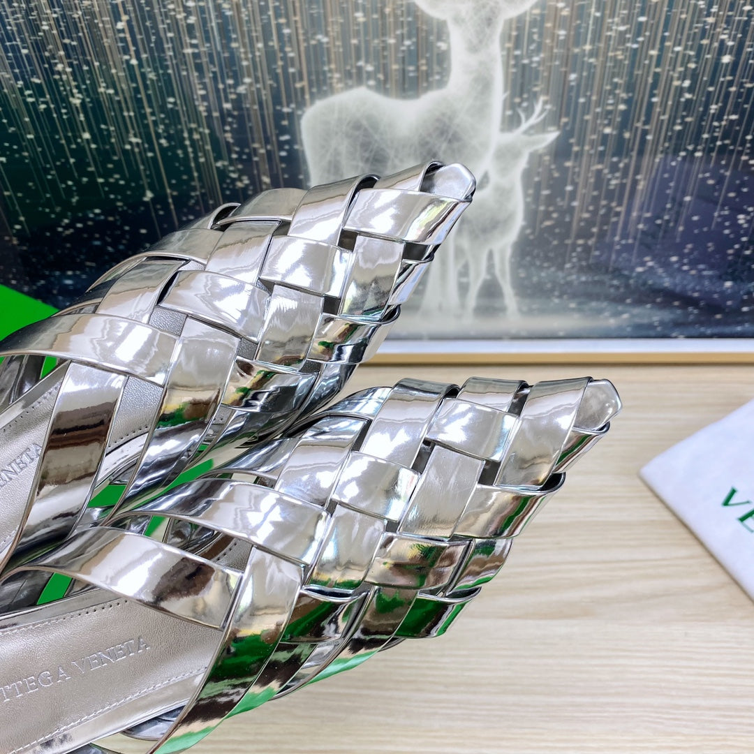 ALFIE LEATHER FLAT MULES IN SILVER PATENT CALFSKIN WITH WOVEN DESIGN