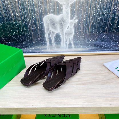 ALFIE LEATHER FLAT MULES IN CHOCOLATE BROWN PATENT CALFSKIN WITH WOVEN DESIGN