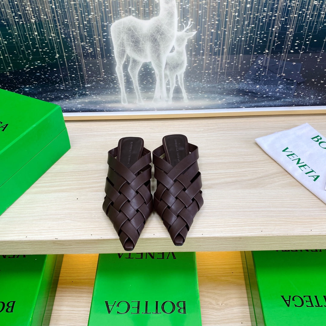 ALFIE LEATHER FLAT MULES IN CHOCOLATE BROWN PATENT CALFSKIN WITH WOVEN DESIGN