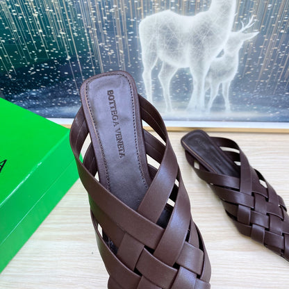 ALFIE LEATHER FLAT MULES IN CHOCOLATE BROWN PATENT CALFSKIN WITH WOVEN DESIGN