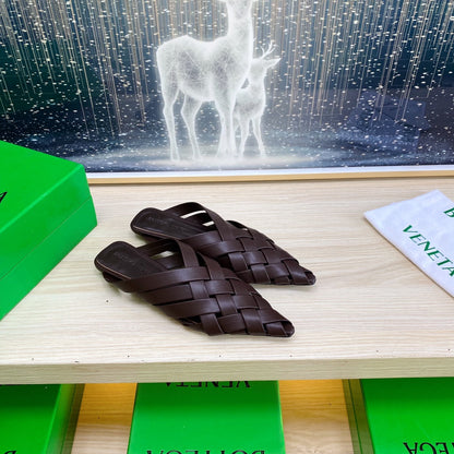 ALFIE LEATHER FLAT MULES IN CHOCOLATE BROWN PATENT CALFSKIN WITH WOVEN DESIGN