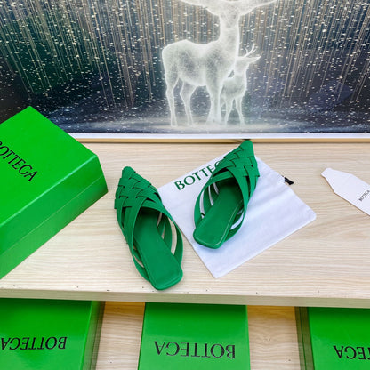 ALFIE LEATHER FLAT MULES IN EMERALD GREEN PATENT CALFSKIN WITH WOVEN DESIGN