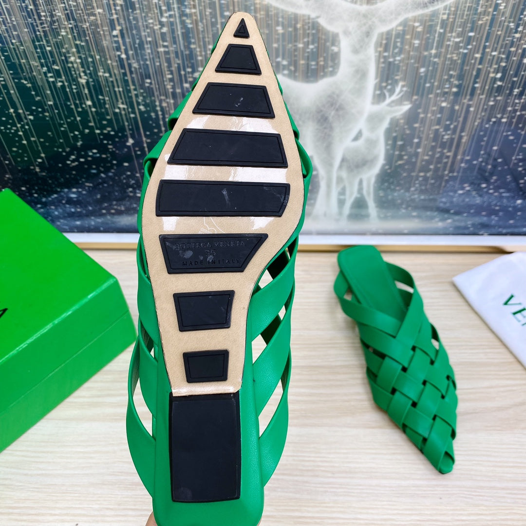 ALFIE LEATHER FLAT MULES IN EMERALD GREEN PATENT CALFSKIN WITH WOVEN DESIGN