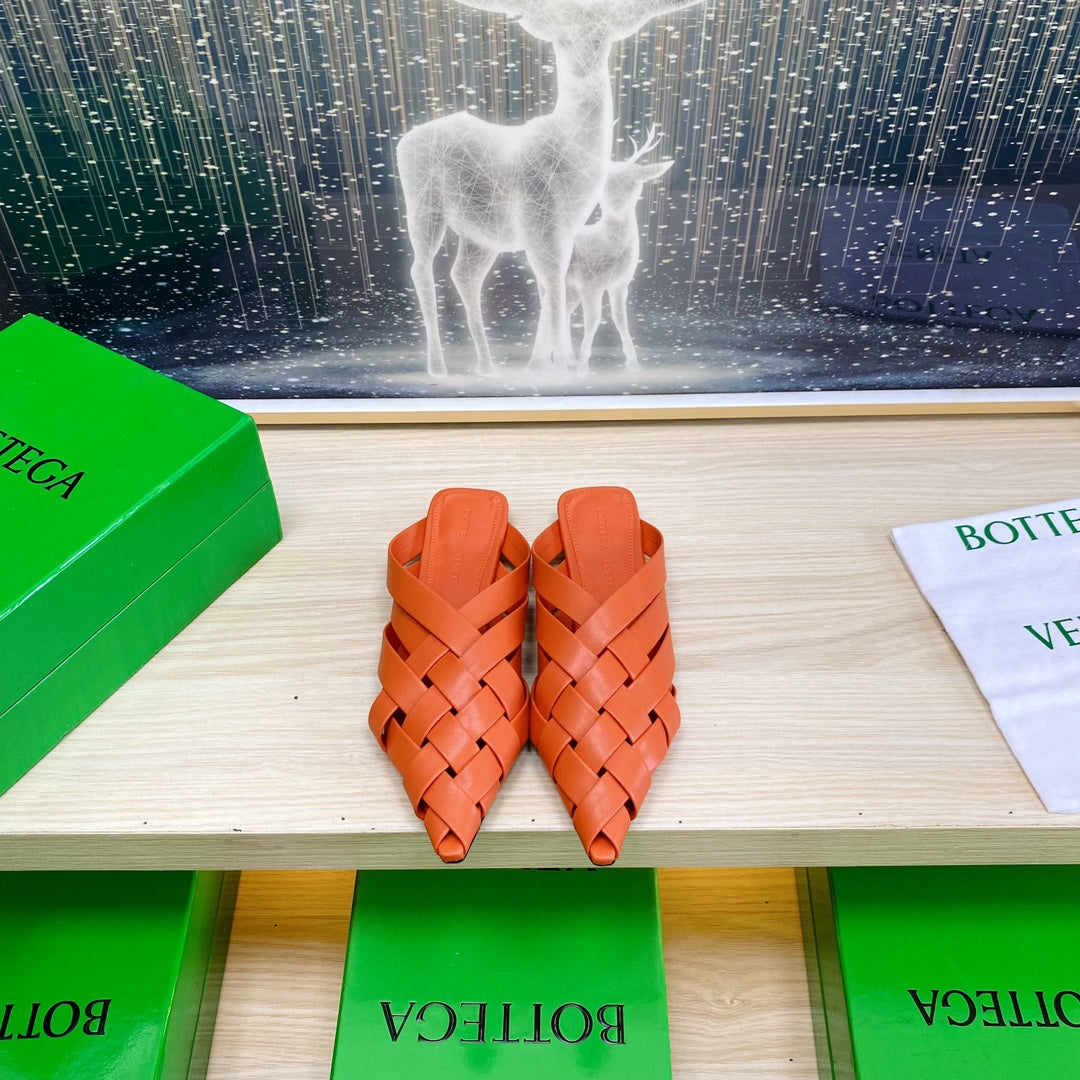 ALFIE LEATHER FLAT MULES IN VIVID ORANGE PATENT CALFSKIN WITH WOVEN DESIGN