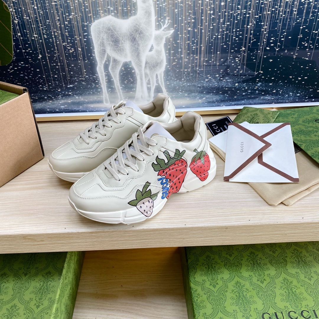 GG COUPLE TRAINER WHITE CALFSKIN WITH STRAWBERRY ICON