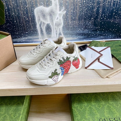 GG COUPLE TRAINER WHITE CALFSKIN WITH STRAWBERRY ICON
